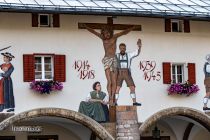 Königliches Schloss - Berchtesgaden - Detailreiche Fassaden-Malereien sind zu bewundern. • © alpintreff.de - Christian Schön
